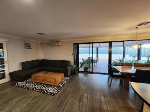 Large Hallshead home - Dawesville