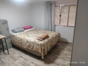 Casa dos Fundos com 2 cômodos grandes em Taboão da Serra - 塔博昂-达塞拉