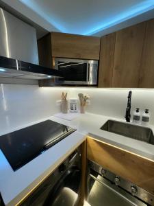 Luxury Apartment Jacuzzi Air Conditioning Fireplace and King Bed