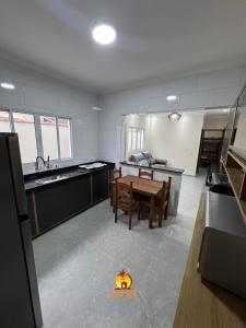 Casa com piscina beira-mar