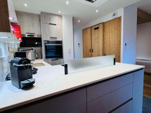 Appartement moderne 4 pièces, proche des remontées, parking inclus - FR-1-546-58