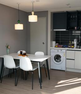 Phòng gia đình với phòng tắm riêng. (Family Room with Private Bathroom)