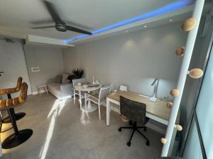 Luxury Apartment Jacuzzi Air Conditioning Fireplace and King Bed