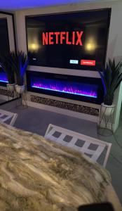 Luxury Apartment Jacuzzi Air Conditioning Fireplace and King Bed