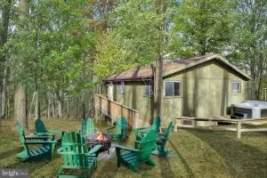 2-bedroom cabin, with a Fireplace, PS5, BBQ, fitness room, and a private hot tub - مرتينسبورغ