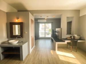 Phòng Giường Đôi Nhìn Ra Núi (Mountain View Double Room with Balcony)