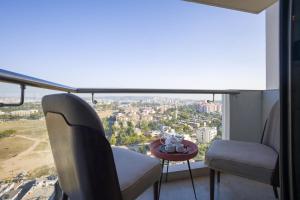 Alaya Stays Manhattan 1804 - 3 BHK Duplex With Stunning Views, Office & Stylish Bar