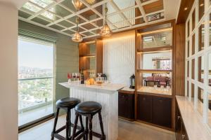 Alaya Stays Manhattan 1804 - 3 BHK Duplex With Stunning Views, Office & Stylish Bar