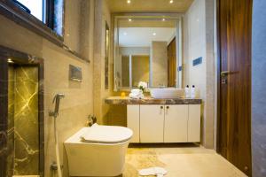 Alaya Stays Manhattan 1804 - 3 BHK Duplex With Stunning Views, Office & Stylish Bar