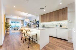 Refurbished 1BR High-Floor Unit with Partial City & Sea Views, Walking Distance to the Beach, Elite Residence, Dubai Marina by Deluxe Holiday Homes