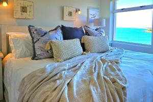 Pansy Cove - Sunsets and Sandy Feet!