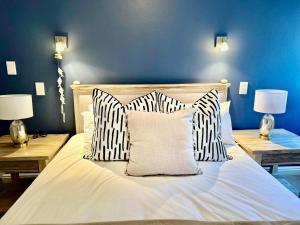 Pansy Cove - Sunsets and Sandy Feet!