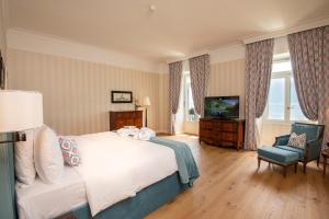 Suite with Lake View room in Hôtel Des Trois Couronnes & Spa - The Leading Hotels of the World