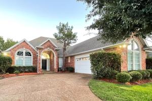 Charming 3-bedroom house near AT&T Stadium, Six Flag, DFW Airport