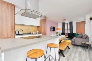 Huge Modern 5BR Home - Perfect For Long Stays!