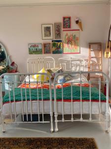 Iloinen taiteilijakoti