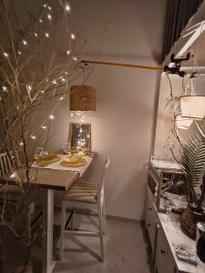 Stylish Boutique Loft Duplex, Near Circle Mall, Balcony, Fast WiFi, 2 Pools and Gym
