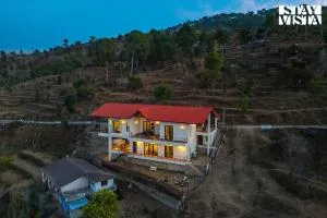 StayVista at Amulyam villa with Lawn & Bonfire - Almora