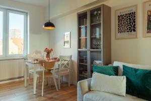 Cozy Apartment with Balcony near Old Town Gdańsk by Noclegi Renters