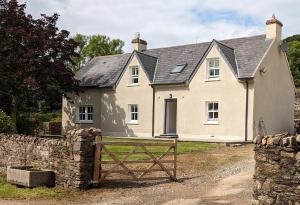 Unwind at Hilltop Farm Cottage with Valley Views