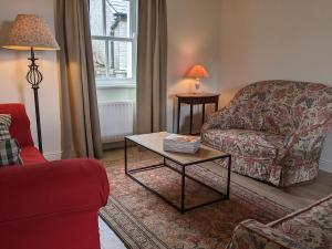 Unwind at Hilltop Farm Cottage with Valley Views