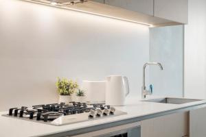 Skybound Escape, LUX 55th High Floor 2BR in Aus108