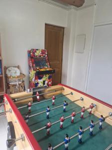 Maisons de vacances Le So Art, grande maison 4 chambres, terrain de petanque, grand jardin clos, flipper, babyfoot, jeux Arcade, ping pong,1 km mer, proche golf, Port en Bessin, Bayeux et plages du debarquement, adaptee enfants : photos des chambres
