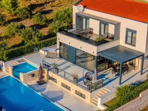 Beautiful villa Lara in Vrana with pool