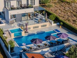 Beautiful villa Lara in Vrana with pool