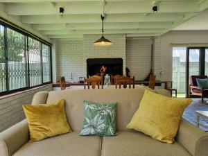 Country Beach House - Traditional Family Vacation Home for 6 - Near Beach