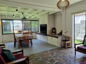 Country Beach House - Traditional Family Vacation Home for 6 - Near Beach