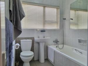 Country Beach House - Traditional Family Vacation Home for 6 - Near Beach