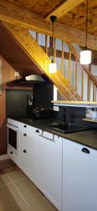 Maisons de vacances La Maison Chez Lisette avec piscine et terrain de petanque prive au bord de l-Allier ! : photos des chambres