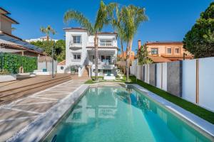 VACATION MARBELLA I Sunny Camelia Villa Heated pool, Recently Renovated, Best Residential Neighborhood in Benalmadena, Short walk to the beach, Cinema Room