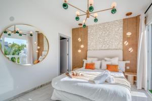 VACATION MARBELLA I Sunny Camelia Villa Heated pool, Recently Renovated, Best Residential Neighborhood in Benalmadena, Short walk to the beach, Cinema Room