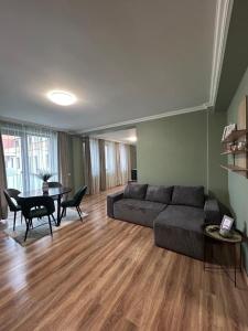 Becca’s Downtown Apartment with private parking