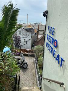 The Retro Retreat with free parking