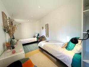 Maisons de vacances PETIT PARADIS DE BARAN Romantic stone cottage with hot tub near Sarlat : photos des chambres