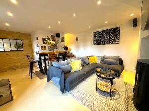 Maisons de vacances PETIT PARADIS DE BARAN Romantic stone cottage with hot tub near Sarlat : photos des chambres