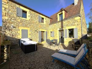 Maisons de vacances PETIT PARADIS DE BARAN Romantic stone cottage with hot tub near Sarlat : photos des chambres