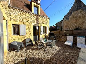 Maisons de vacances PETIT PARADIS DE BARAN Romantic stone cottage with hot tub near Sarlat : photos des chambres
