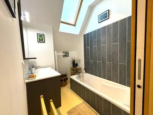 Maisons de vacances PETIT PARADIS DE BARAN Romantic stone cottage with hot tub near Sarlat : photos des chambres