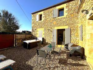 Maisons de vacances PETIT PARADIS DE BARAN Romantic stone cottage with hot tub near Sarlat : photos des chambres