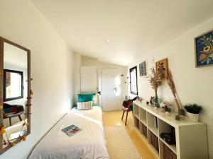 Maisons de vacances PETIT PARADIS DE BARAN Romantic stone cottage with hot tub near Sarlat : photos des chambres