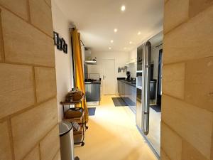 Maisons de vacances PETIT PARADIS DE BARAN Romantic stone cottage with hot tub near Sarlat : photos des chambres