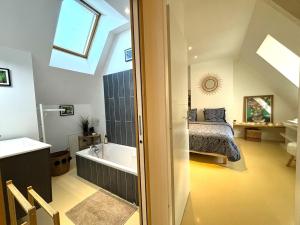 Maisons de vacances PETIT PARADIS DE BARAN Romantic stone cottage with hot tub near Sarlat : photos des chambres