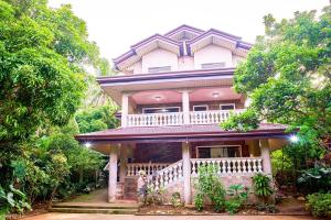 Spacious Family House in Tagaytay with Billiards, Garden, and Courtyard