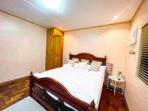 Spacious Family House in Tagaytay with Billiards, Garden, and Courtyard