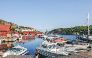 Cozy Home In Rönnäng With Wifi