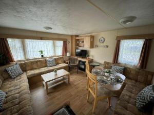 Sunnymede G20 with Hot Tub - pet friendly, Wifi, bed linen - Meadow Lakes Caravan & Lodge Hire